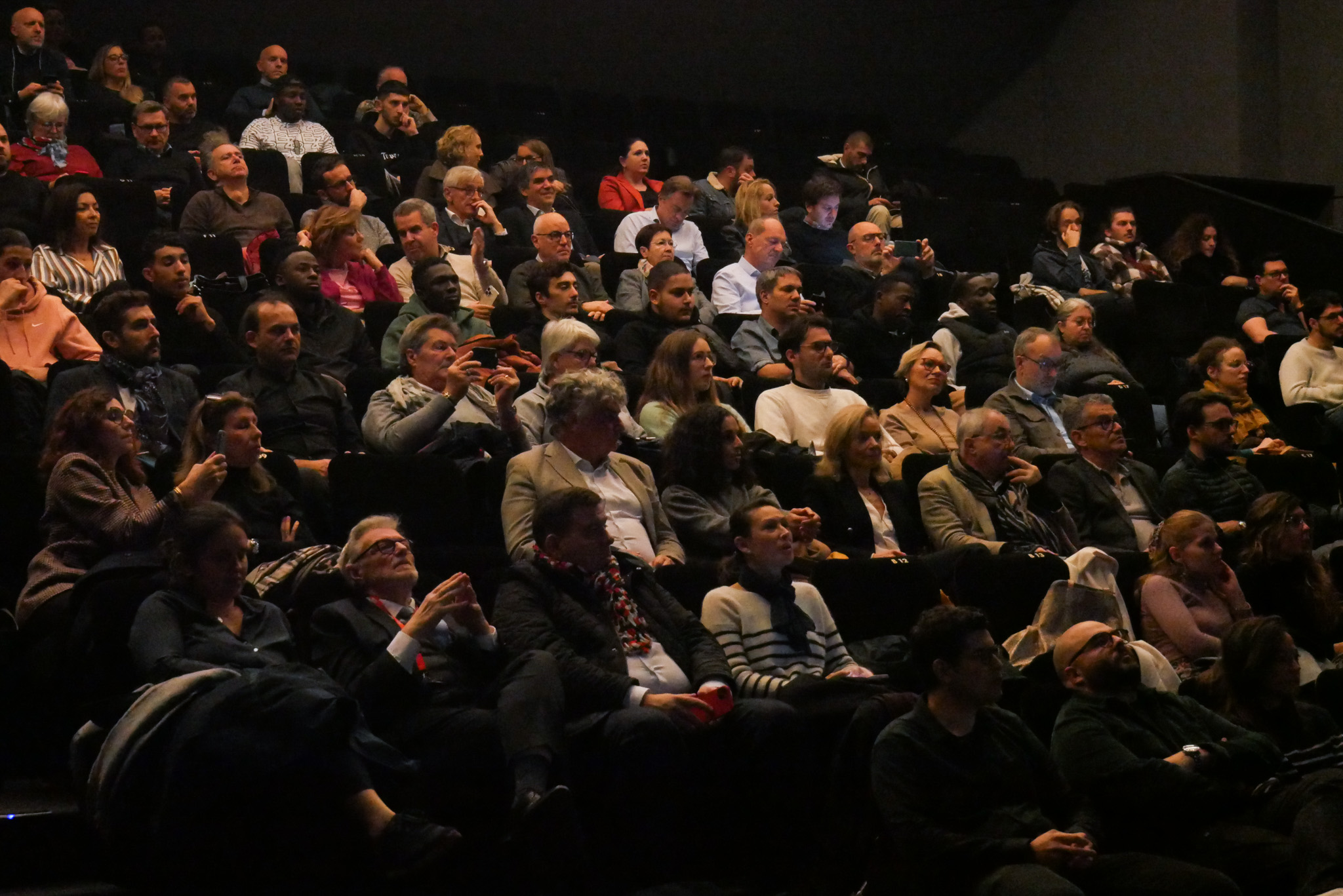 Photo des 150 persones présentes à l'UGC confluence pour l'avant-premiere de la série &quot;L'Art de (ré)Apprendre&quot;.